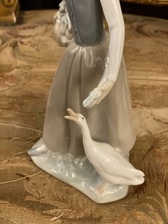 Escultura em porcelana “Menina e o ganço” NAO Lladro - loja online
