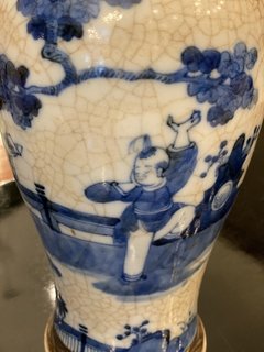 Imagem do Potiche oriental em pasta dura, com decoração azul e tampa com cão de Fó
