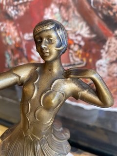 Escultura em Pétit Bronze com figura de bailarina, com base em alabastro. na internet