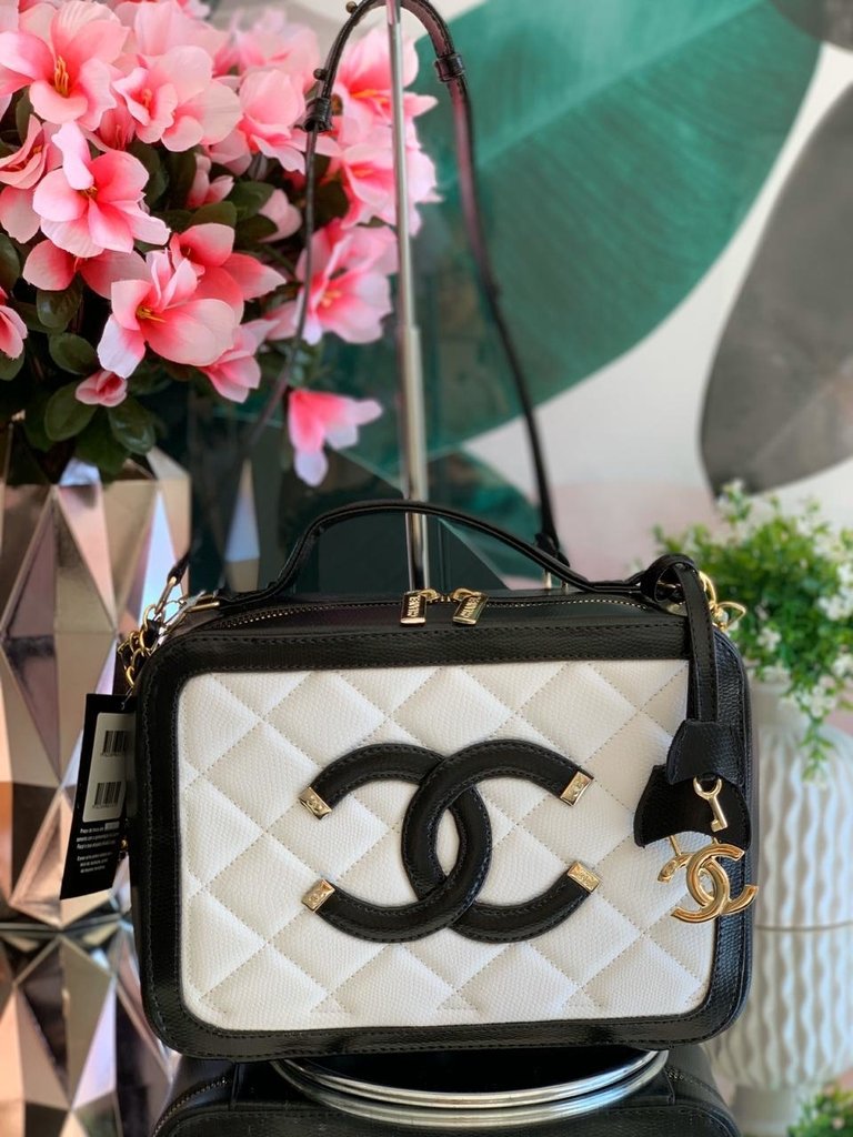 chanel box with 4 bolsas