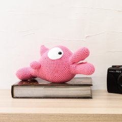 Boto cor de rosa em amigurumi na internet
