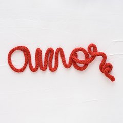 Palavra Amor em tricotin na internet