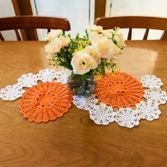 Caminho de mesa laranja e branco em crochê - comprar online