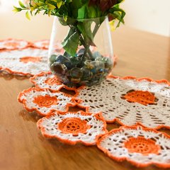 Caminho de mesa flores laranja em crochê na internet