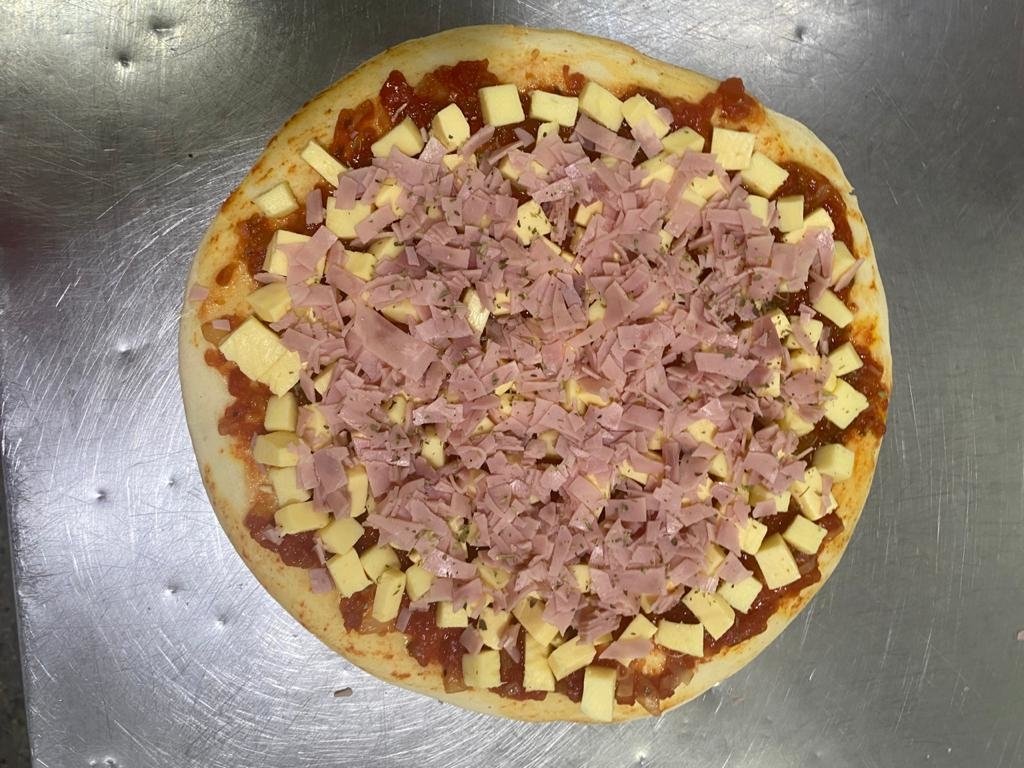 Pizzas lista para hornear con jamon