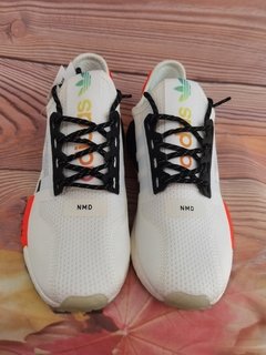 Adidas NMD R1 V2 Branco, preto e laranja na internet