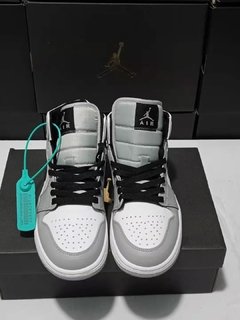 Nike Air Jordan Cinza, Branco e Preto na internet