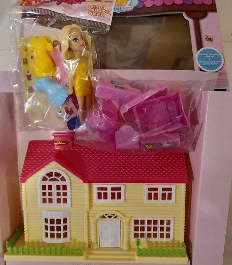 Casa de Muñecas con muebles y  muñeca