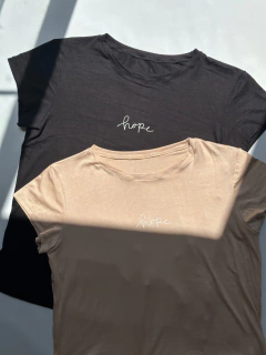 REMERA CON TAJO HOPE