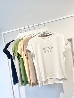 REMERA CON TAJO BLESSED en internet