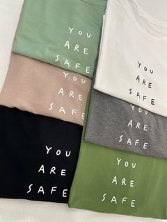 REMERA YOU ARE SAFE HERE - comprar online