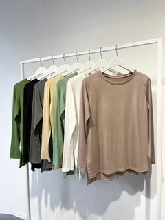 REMERA BÁSICA CON TAJO - comprar online