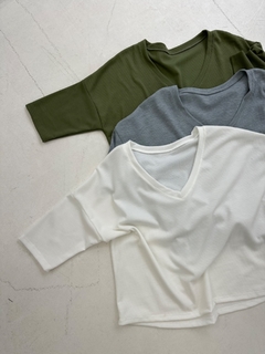 REMERA MANGA 3/4 ESCOTE V
