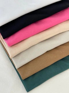REMERA BÁSICA ESCOTE V - COTTON BEIGE