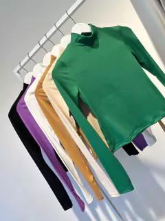 MEDIA POLERA URDA CON RECORTE ATRAS en internet