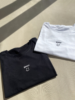 REMERA SMILE BORDADA