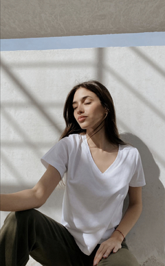 REMERA BÁSICA ESCOTE V