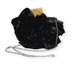 BOLSITO C/FLOR DE RASO NEGRO CADENA PLATA