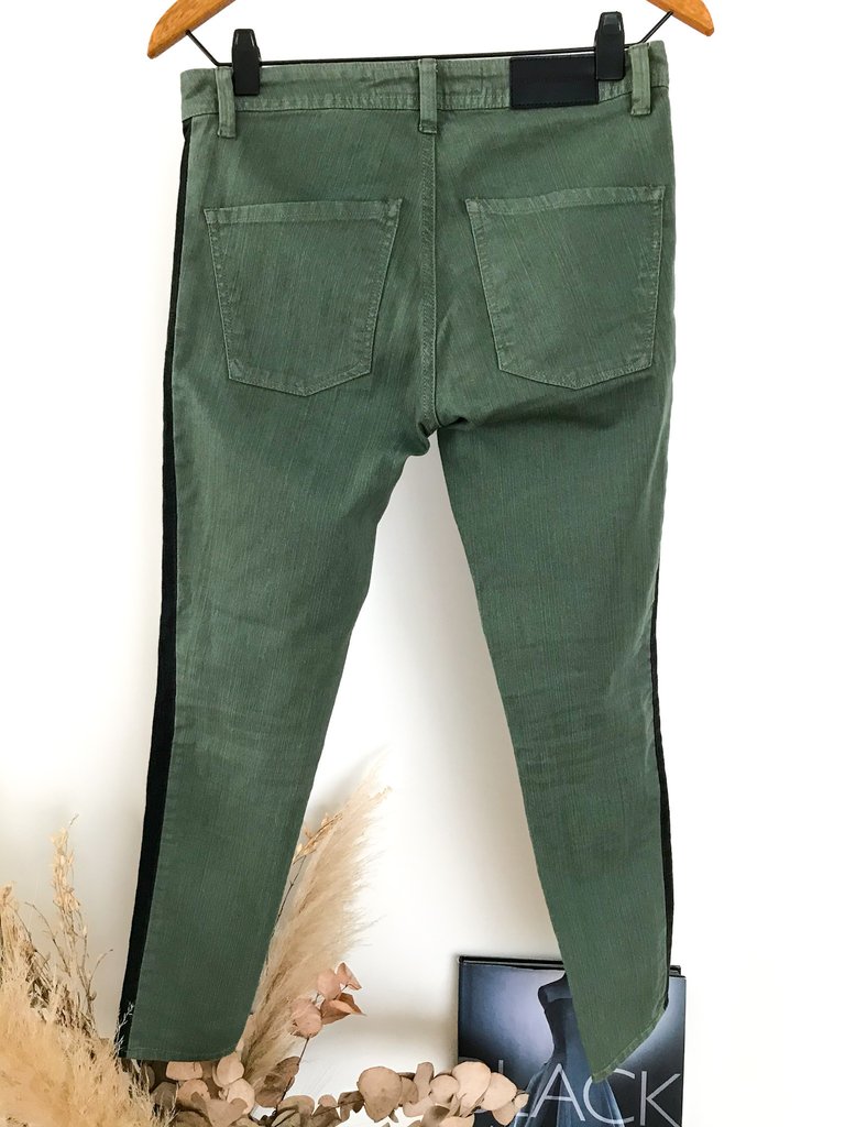 Jean Jazmin Chebar Verde Con Franja Negra De Costado T 26