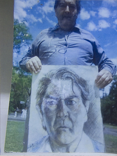 IGNACIO GERRY MUESTRA SUS DIBUJOS EN UN PARQUE, SIN DATOS.