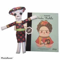 FRIDA KAHLO CON MUÑECA