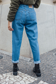 CALÇA JEANS SLOUCHY COM BOTÕES na internet