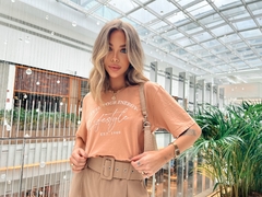 T-SHIRT FEEL YOUR ENERGY MARROM DOCE DE LEITE na internet