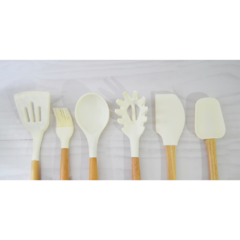 Set de 6 utensilios de cocina de silicona con mango de madera