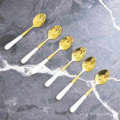 Set de 6 cucharas de acero dorado con mango de cerámica en internet