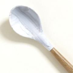 Cuchara de silicona símil mármol con mango de madera - comprar online