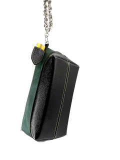 Clutch "Fu" cuero genuino verde metalizado y cuero charolado negro. - comprar online