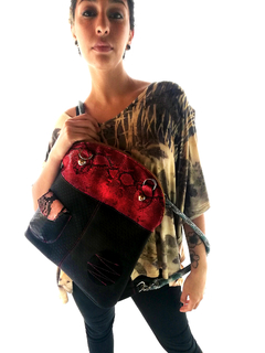 Mochila/Cartera Kioto cuero genuino grabado y cuero charolado rojo. en internet