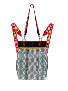 Mochila/Cartera Kyarora cuero genuino impreso en color celeste. en internet