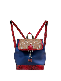 Mochila Shanti cuero engomado azul, detalles en cuero troquelalado marrón y charol rojo.