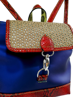 Mochila Shanti cuero engomado azul, detalles en cuero troquelalado marrón y charol rojo. - comprar online