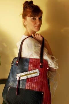 Cartera "Nashi" cuero genuino negro y cuero grabado rojo. en internet