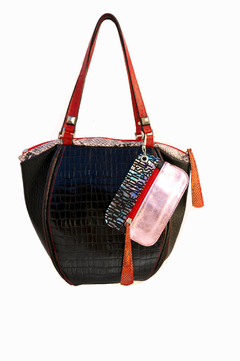 Cartera "Tao" cuero grabado negro con rosa metalizado. - comprar online
