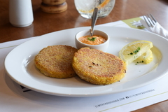 Medallones de garbanzo con guarnición