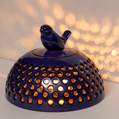 Luminária meia bola com tampa de pássaro em cerâmica de alta temperatura.