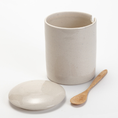 Açucareiro em cerâmica de alta temperatura com colher de bambu. na internet