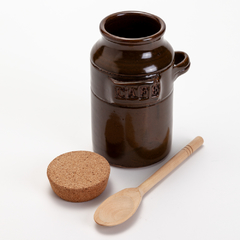 Pote para café em cerâmica de alta temperatura, com tampa de rolha e uma colher de madeira - Malu Siqueira. na internet