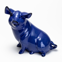 424EC - Porquinho simpático , decorativo na cor azul Royal em cerâmica de alta temperatura