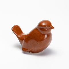 Pássaro G em cerâmica de alta temperatura, cor marrom avermelhado com toque liso e levemente rústico - Paula Unger.