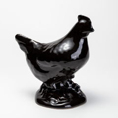 Galinha de cerâmica em alta temperatura, cor marrom negro ou Tenmoku, toque liso levemente rústico.