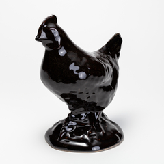Galinha de cerâmica em alta temperatura, cor marrom negro ou Tenmoku, toque liso levemente rústico. - comprar online