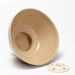 pipoqueira bege , com tampa interna bege claro, furada para retenção de piruá e sal na cor  em cerâmica de alta temperatura na internet