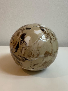 Bola marmorizada M com esmalte transparente em alta temperatura. na internet