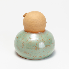 Budha verde claro em cerâmica de alta temperatura, toque liso e levemente rústico - Eliana Kanki. - Paula Unger