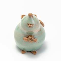 Rato em cerâmica de alta temperatura na cor verde claro, com toque liso e levemente rústico - Eliana Kanki. - comprar online