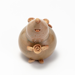 Rato em cerâmica de alta temperatura na cor bege, com toque liso e levemente rústico - Eliana Kanki. na internet